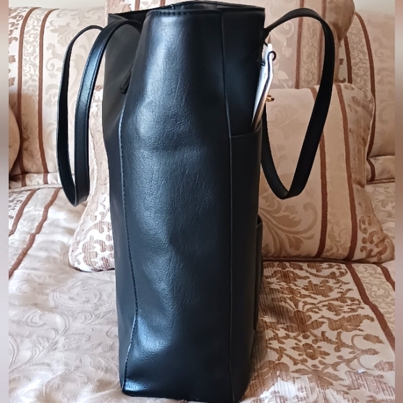 Steve Madden Large Black Tote with a wristlet and pouch. NWT ๐๐Host Pick ๐๐ - Picture 5 of 16